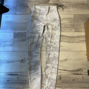 Lululemon wunder under